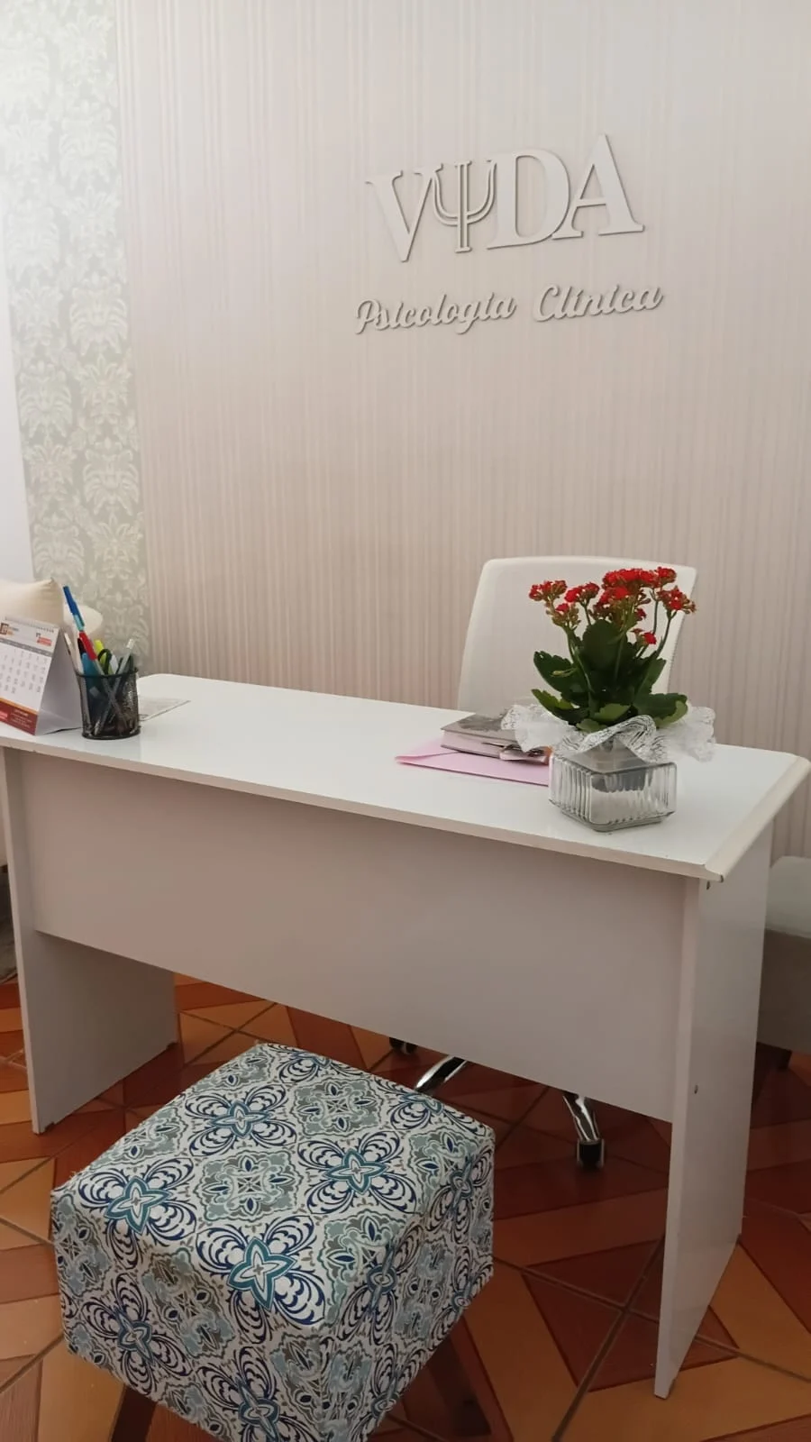 Mesa de trabalho no consultório de Meire